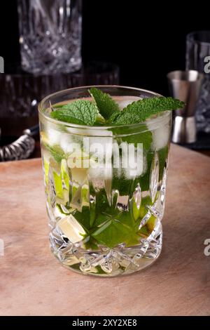 Mojito su un tagliere con attrezzatura da bar in un bar Foto Stock