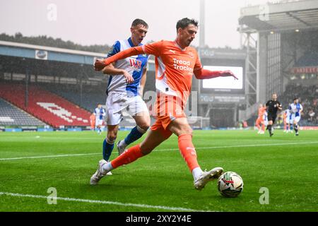 Jake Beesley di Blackpool in azione durante la partita della Carabao Cup Blackburn Rovers vs Blackpool a Ewood Park, Blackburn, Regno Unito, 27 agosto 2024 (foto di Craig Thomas/News Images) Foto Stock