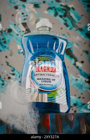 Mansfield,Nottingham,Regno Unito,27 agosto 2024:Studio immagine del prodotto Magnum Washing up liquid. Foto Stock