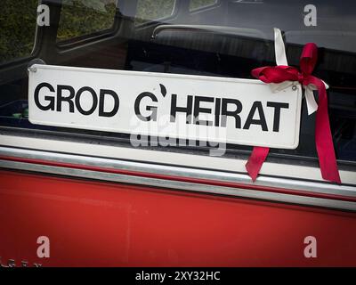 27.08.2024, Hochzeit. Grod Gheirat steht a Bayerisch un dem alten VW-bully, bedeutet: Gerade Geheiratet Der Oldtimer ist das Brautauto der baldigen Eheleute. 27.08.2024, Hochzeit 27.08.2024, Hochzeit *** 27 08 2024, Wedding Grod Gheirat è scritto in bavarese sul vecchio bullo VW, significa che appena sposato l'auto d'epoca è l'auto da sposa della prossima coppia sposata 27 08 2024, Wedding 27 08 2024, Wedding Foto Stock