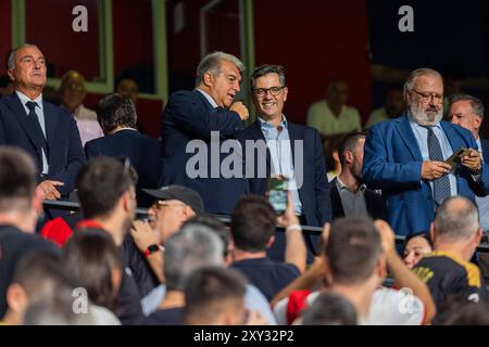 Madrid, Madrid, Spagna. 27 agosto 2024. Joan Laporta (L), presidente del FC Barcelona, parla con Felix Bolano (R), ministro spagnolo per la presidenza, la giustizia e le relazioni parlamentari, durante la partita di calcio la Liga EA Sports 2024/25 tra Rayo Vallecano e FC Barcelona a campo de Futbol de Vallecas il 27 agosto 2024 a Madrid, Spagna. (Credit Image: © Alberto Gardin/ZUMA Press Wire) SOLO PER USO EDITORIALE! Non per USO commerciale! Foto Stock