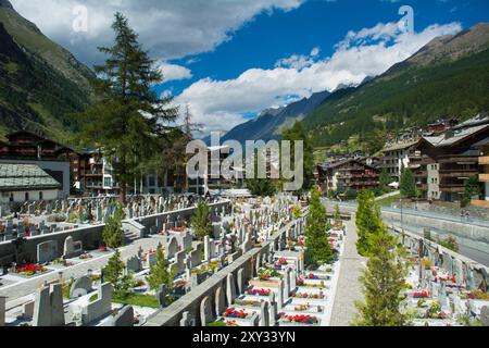 Cimitero nel villaggio di Zermatt in Svizzera, Europa Foto Stock