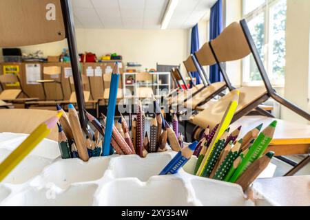 Klassenraum einer vierten Klasse, nach Schulschluss, das Gebäude ist schon älter aber in gutem Zustand, Buntstifte, Grundschule *** Classe di quarta elementare, dopo la scuola, l'edificio è più vecchio ma in buone condizioni, matite colorate, scuola elementare Foto Stock