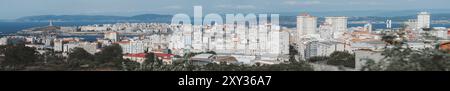 Una vista panoramica di Una Coruna, Spagna, che mostra il paesaggio urbano con edifici ad appartamenti densamente affollati, l'Oceano Atlantico sullo sfondo, e. Foto Stock