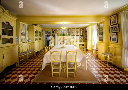 Sala da pranzo luminosa e soleggiata nella casa di Claude Monets, Giverny Foto Stock