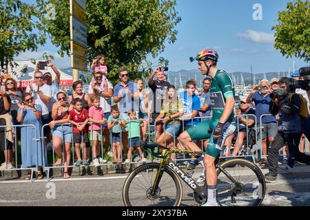 Bayoma,Pontevedra,Spagna; agosto,27,2024;momento emozionante mentre i ciclisti attraversano il traguardo a Bayona durante una tappa della Vuelta a España. L'atmosfera Foto Stock