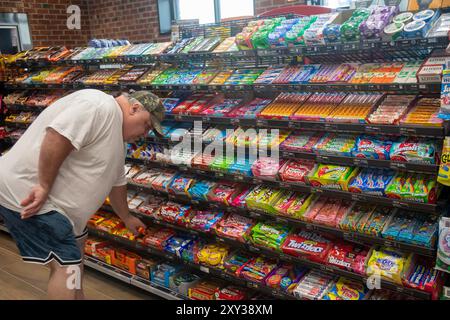 Romulus, Michigan, Stati Uniti. 27 agosto 2024. Candy era in vendita quando Sheetz aprì il suo primo distributore di benzina e minimarket nel Michigan. L'azienda a conduzione familiare gestisce più di 700 negozi, per lo più negli stati orientali. Crediti: Jim West/Alamy Live News Foto Stock