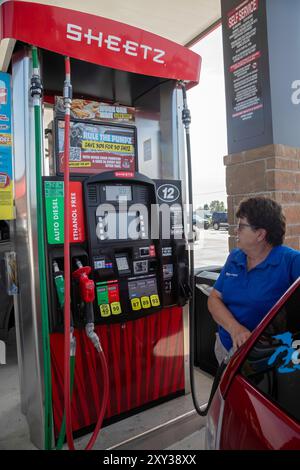 Romulus, Michigan, Stati Uniti. 27 agosto 2024. Sheetz ha aperto il suo primo distributore di benzina e minimarket nel Michigan. L'azienda a conduzione familiare gestisce più di 700 negozi, per lo più negli stati orientali. Crediti: Jim West/Alamy Live News Foto Stock