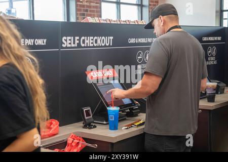 Romulus, Michigan, Stati Uniti. 27 agosto 2024. Ai clienti è stato offerto il check-out self-service in quanto Sheetz ha aperto il suo primo distributore di benzina e minimarket Michigan. L'azienda a conduzione familiare gestisce più di 700 negozi, per lo più negli stati orientali. Crediti: Jim West/Alamy Live News Foto Stock