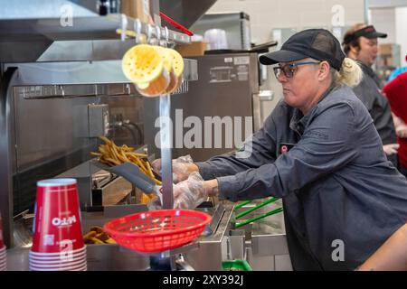 Romulus, Michigan, Stati Uniti. 27 agosto 2024. I lavoratori hanno evaso gli ordini di fast food mentre Sheetz ha aperto il suo primo distributore di benzina e minimarket nel Michigan. L'azienda a conduzione familiare gestisce più di 700 negozi, per lo più negli stati orientali. Crediti: Jim West/Alamy Live News Foto Stock