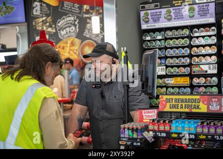 Romulus, Michigan, Stati Uniti. 27 agosto 2024. Sheetz ha aperto il suo primo distributore di benzina e minimarket nel Michigan. L'azienda a conduzione familiare gestisce più di 700 negozi, per lo più negli stati orientali. Crediti: Jim West/Alamy Live News Foto Stock