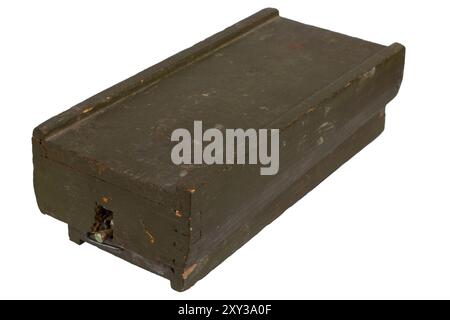 La miniera di terra primitiva PMD-6, PMD-7 e PMD-57 proveniente dall'Unione Sovietica. Isolato su sfondo bianco. Foto Stock