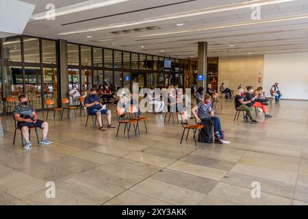 PRAGA, CECHIA - 9 LUGLIO 2021: Sala d'attesa del centro di vaccinazione Covid-19 nel Kongresove centrum (Centro Congressi) a Praga, Repubblica Ceca Foto Stock