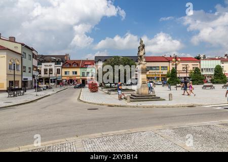 ROZNOV POD RADHOSTEM, REPUBBLICA CECA - 15 LUGLIO 2021: Piazza Masarykovo namesti a Roznov POD Radhostem, Cechia Foto Stock