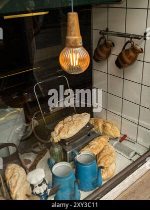 Copenaghen, Danimarca: La Danimarca è famosa per il cibo eccellente e soprattutto per il pane. In una delle tante grandi panetterie sono in mostra bellissime fette di pane Foto Stock