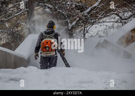 PRAGA, CECHIA - 8 FEBBRAIO 2021: Rimozione della neve a Praga, Repubblica Ceca Foto Stock