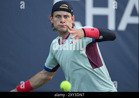 New York, Stati Uniti. 27 agosto 2024. ZIZOU Bergs del Belgio gioca contro Pavel Kotov della Russia durante il primo turno maschile dello U.S. Open di tennis all'USTA Billie Jean King National Tennis Center, New York, NY, 27 agosto 2024. (Foto di Anthony Behar/Sipa USA) credito: Belga News Agency/Alamy Live News Foto Stock