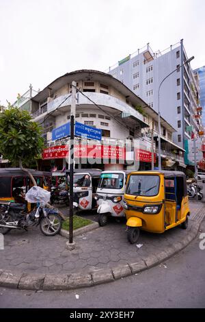 Risciò auto (tuk-tuk) nel centro di Phnom Penh (area del mercato centrale), Cambogia Foto Stock