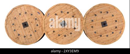 Avvolgicavo in legno pesante, tre bobine in legno vintage, tamburi per cavi elettrici in fibra ottica, bobine per fili elettrici, prodotti industriali per cavi in acciaio Foto Stock