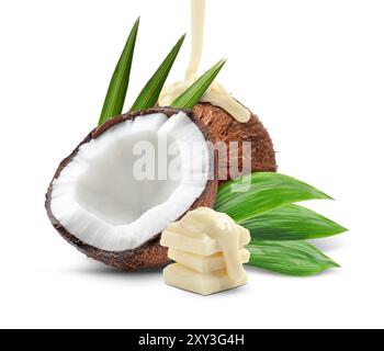 Noci di cocco e gustoso cioccolato isolato su bianco Foto Stock