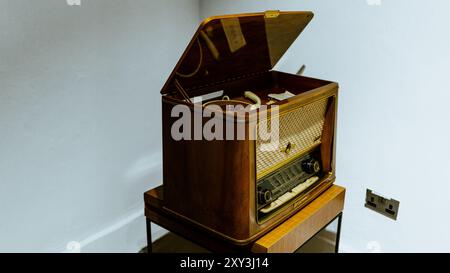 Ricevitore radio vintage sul tavolo in camera. Foto di alta qualità Foto Stock