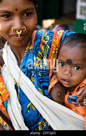 Una donna Odia che allatta il suo bambino. Foto scattata a Orissa, India. Foto Stock