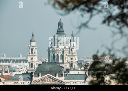 Vista della Basilica di Santo Stefano a Budapest dall'altro lato del Danubio Foto Stock