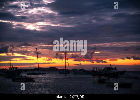 Silhouette di barche al tramonto a Búzios - Brasile Foto Stock