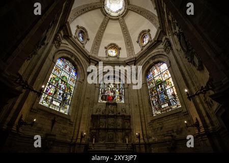 Altare e vetrate di una cappella barocca nella cattedrale di San Michele e San Gudula - Bruxelles, Belgio Foto Stock