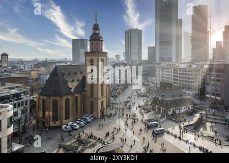 Centro di Francoforte vicino a Hauptwache con la chiesa di Santa Caterina, skyline sullo sfondo al tramonto Foto Stock