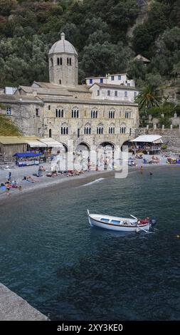 L'abbazia e il paese di San Fruttuoso, situato nella riserva naturale di Portofino, in Italia Foto Stock