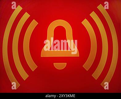 Primo piano di un pulsante di emergenza rosso acceso dai trasporti pubblici Foto Stock