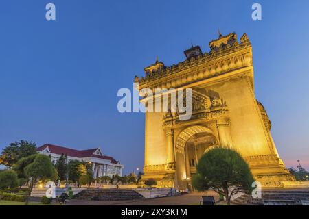 Vientiane Laos, skyline notturno della città a Patuxai (Patuxay), il punto di riferimento più famoso di Vientiane Foto Stock