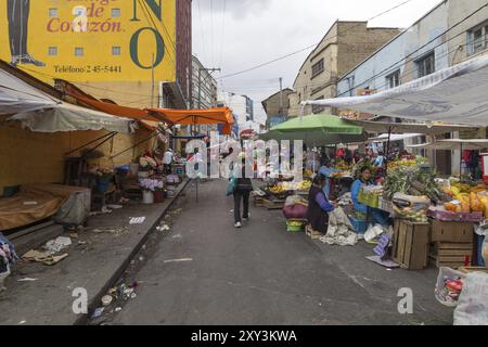 La Paz, Bolivia, 24 ottobre 2015: Persone che vendono e comprano sul mercato di strada, Sud America Foto Stock