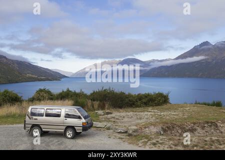 Wye Creek, nuova Zelanda, 27 marzo 2015: Campervan di fronte al lago Wakatipu sull'Isola del Sud, Oceania Foto Stock