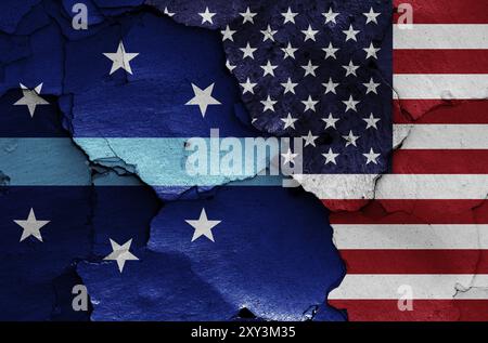 Bandiere di Anaheim e USA dipinte su un muro incrinato Foto Stock