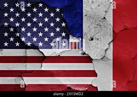 Bandiere degli Stati Uniti e della Francia dipinte su un muro incrinato Foto Stock
