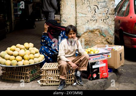 Un commerciante di frutta in una piccola strada del Cairo islamico, del Cairo, in Egitto. Foto Stock