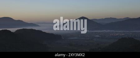 Vista da un luogo vicino a Begnas tal. Città di Lekhnath e colline all'alba Foto Stock