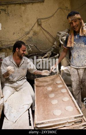 Una panetteria tradizionale pita nel Cairo islamico, Cairo, Egitto. Foto Stock