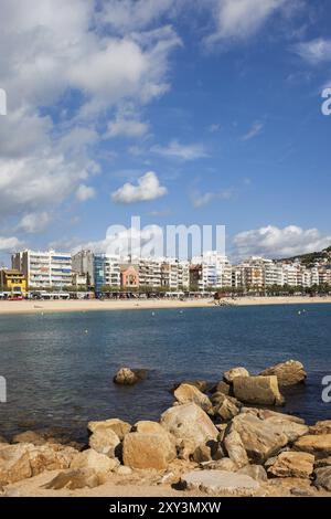 Località turistica di Blanes sulla Costa Brava in Catalogna, Spagna, mare e skyline della città, Europa Foto Stock