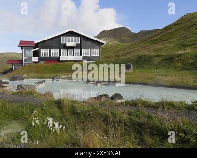 Casa vicino a una sorgente geotermica vicino a Reykjavik in Islanda Foto Stock