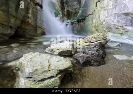 Cascata nella grotta calcarea Trollkirka (Trollkyrkja, tedesco: Troll Church), Moere e Romsdal Fylke, Norvegia, settembre 2011, Europa Foto Stock