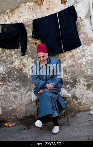 Un marocchino seduto in una stradina nella vecchia medina di Casablanca, in Marocco. Foto Stock