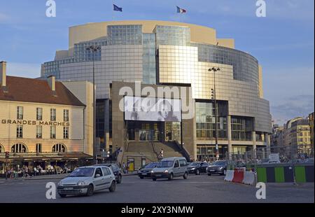 Opéra Bastille, Place de la Bastille, verso sera, auto Foto Stock