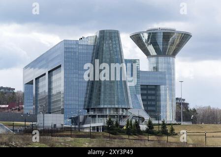 MOSCA, RUSSIA, 18 aprile 2015. La casa di un governo dell'Oblast' di Mosca. La costruzione di Casa è iniziata nel 2004 e si è conclusa nel 2007, architettonico He Foto Stock