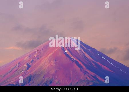 Lo splendido cielo rosa illumina la cima del cratere vulcanico del Monte Fuji con una vista dettagliata del teleobiettivo in una mattinata d'estate a Kawaguchiko, 5 laghi, Giappone. Foto Stock