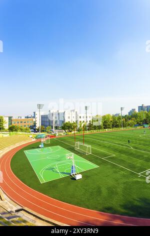 Vista ad alto angolo del prato artificiale sul campo di calcio atletico dello stadio e del campus della Korea University di Seoul, Corea del Sud. Verticale Foto Stock