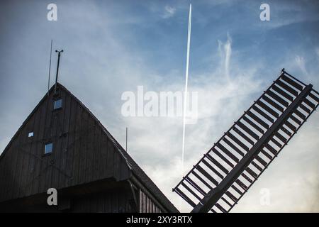 Dettaglio di uno storico mulino a vento di legno marrone a Berlino Marzahn Foto Stock