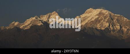 Le cime montuose della catena del Manaslu si vedono da Ghale Gaun, Nepal, Asia Foto Stock